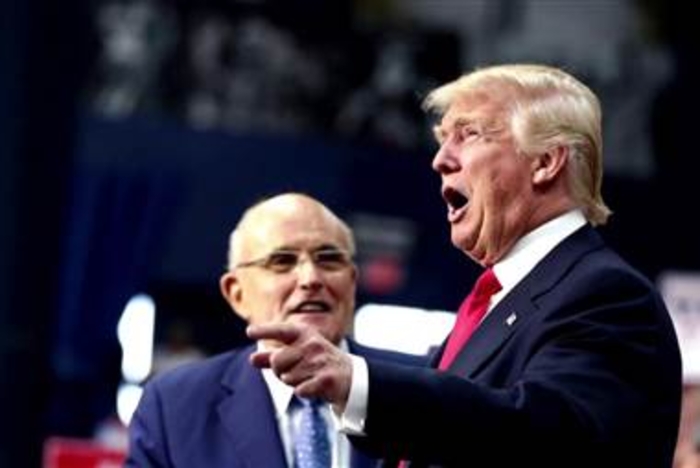 Bloomberg: Rosenstein tells Trump he’s not a target for Mueller